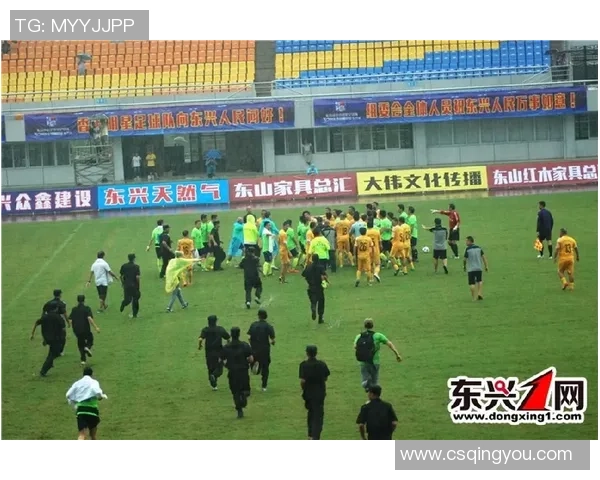 足球明星趣味打闹视频合集展现球场外的欢乐瞬间与友谊时刻